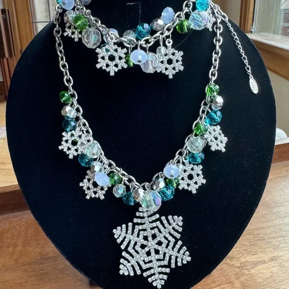Pier One Imports Sparkle Snowflake Necklace & Bracelet Combo - Picture 1 of 10